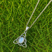 Collier Triquetra \"Talisman de Féminité\" avec pierre de lune Collier Triquetra \"Talisman de Féminité\" avec pierre de lune