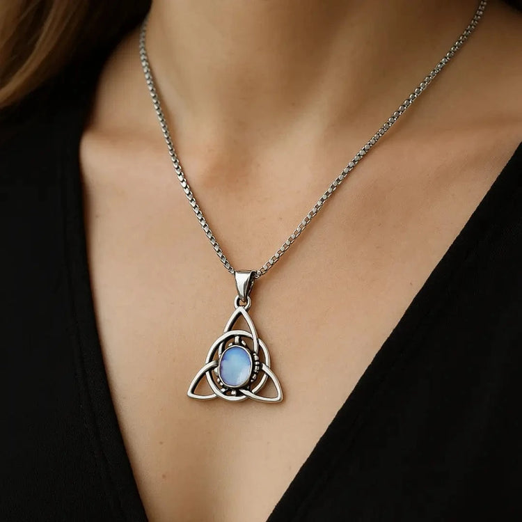 Collier Triquetra \"Talisman de Féminité\" avec pierre de lune Collier Triquetra \"Talisman de Féminité\" avec pierre de lune
