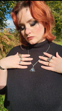Collier Triquetra \"Talisman de Féminité\" avec pierre de lune Collier Triquetra \"Talisman de Féminité\" avec pierre de lune
