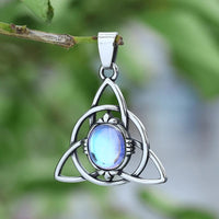 Collier Triquetra \"Talisman de Féminité\" avec pierre de lune Collier Triquetra \"Talisman de Féminité\" avec pierre de lune