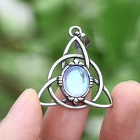 Collier Triquetra \"Talisman de Féminité\" avec pierre de lune Collier Triquetra \"Talisman de Féminité\" avec pierre de lune