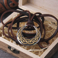 Collier Viking \"Embrasse de la Lune: Pendentif Nœud Celtique\" Collier Viking \"Embrasse de la Lune: Pendentif Nœud Celtique\"