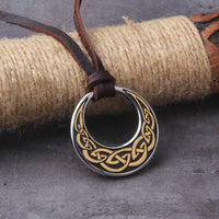 Collier Viking \"Embrasse de la Lune: Pendentif Nœud Celtique\" Collier Viking \"Embrasse de la Lune: Pendentif Nœud Celtique\"