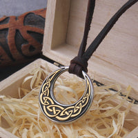 Collier Viking \"Embrasse de la Lune: Pendentif Nœud Celtique\" Collier Viking \"Embrasse de la Lune: Pendentif Nœud Celtique\"