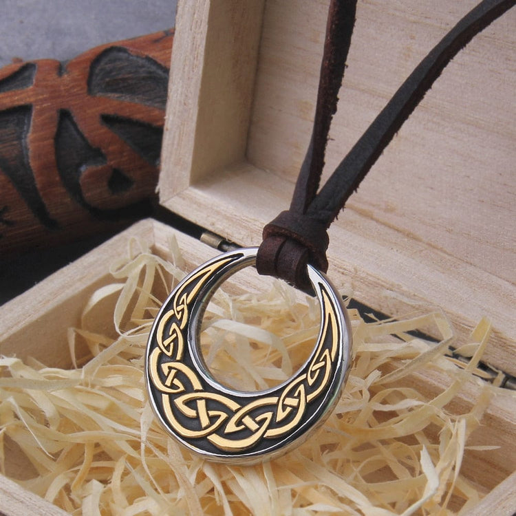 Collier Viking \"Embrasse de la Lune: Pendentif Nœud Celtique\" Collier Viking \"Embrasse de la Lune: Pendentif Nœud Celtique\"