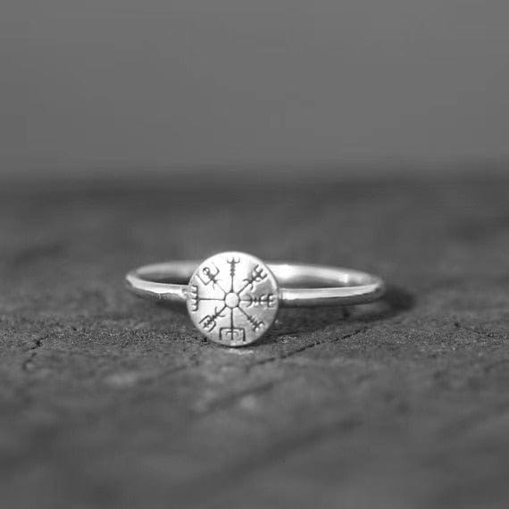 Bague Vegvisir de guerrière au bouclier Bague Vegvisir de guerrière au bouclier