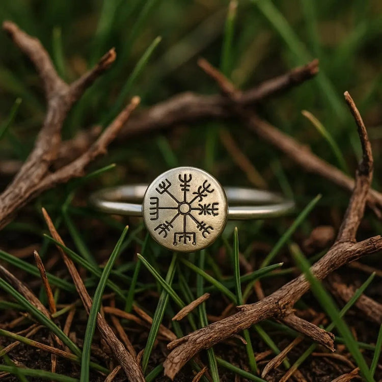 Bague Vegvisir de guerrière au bouclier