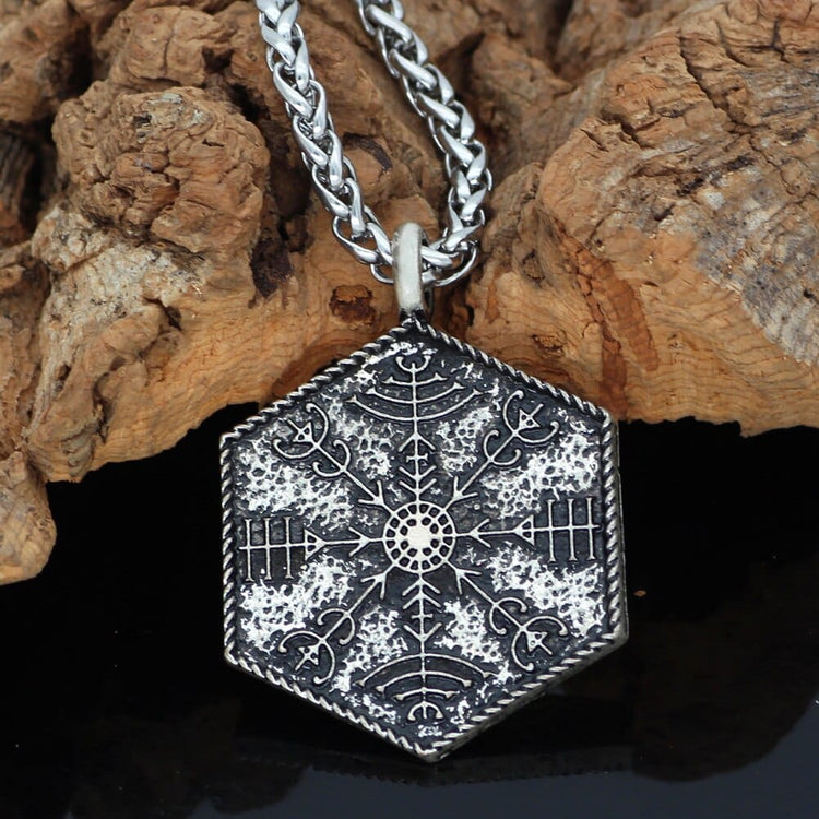 Collier plaque sculptée guide spirituel Vegvisir