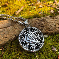 Collier runique Valknut